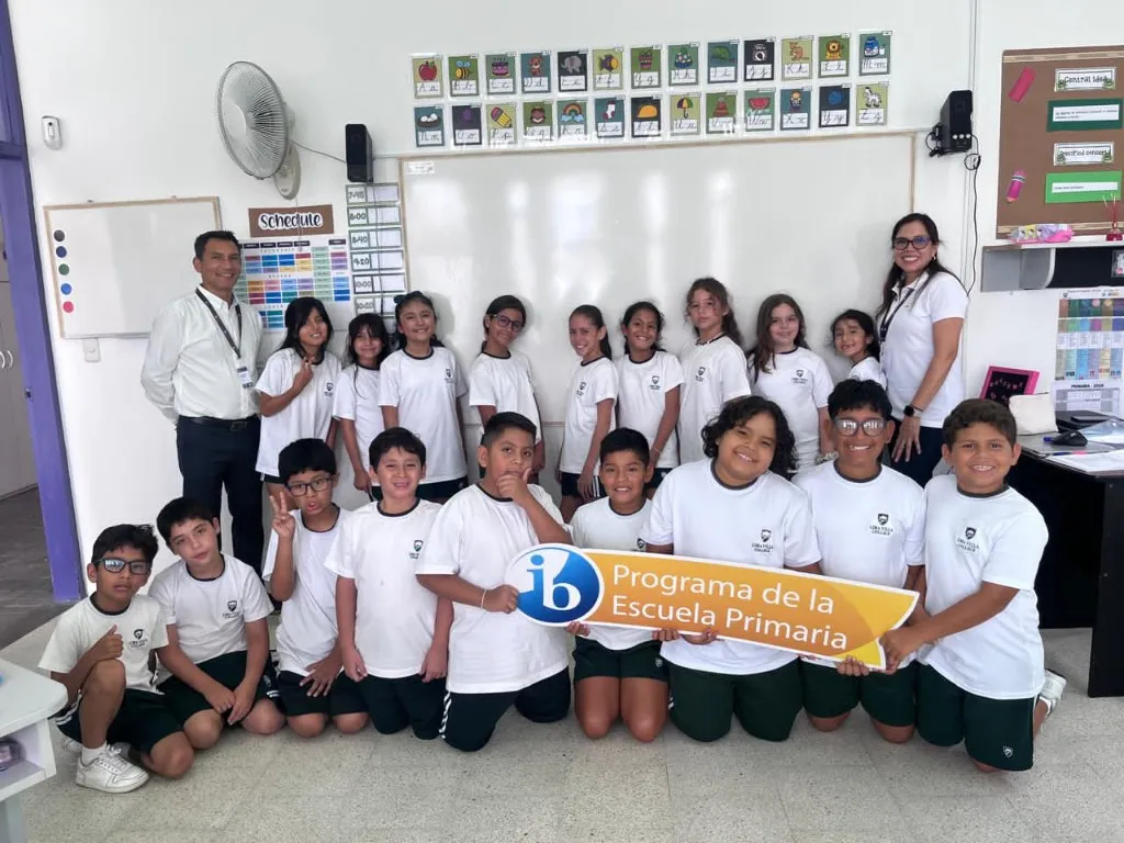 Foto grupal del cuarto grado con sus profesores en el aula